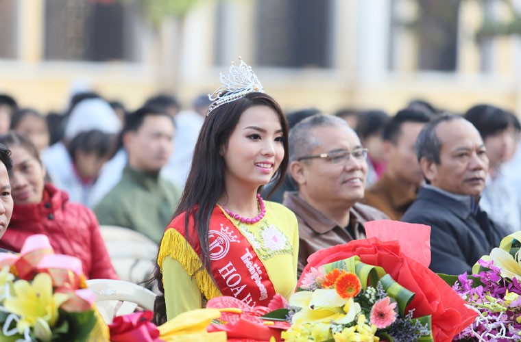 Sau khi đăng quang "Hoa hậu Việt Nam 2014", mặc dù lịch trình vô cùng bận rộn nhưng Hoa hậu Nguyễn Cao Kỳ Duyên vẫn cố gắng sắp xếp về thăm trường cũ để tri ân những người thầy đã dạy dỗ cô nên người.